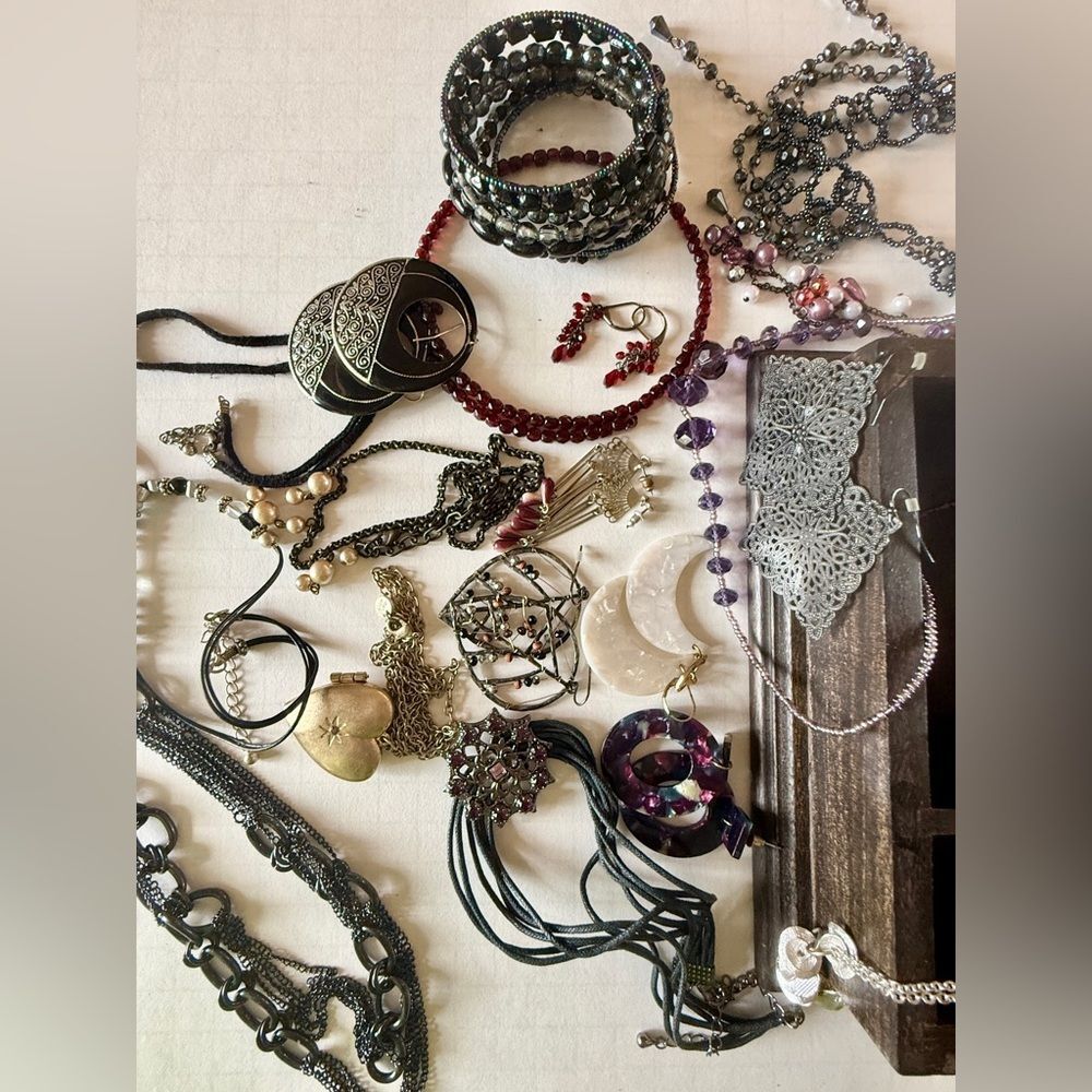 Bella Box Assorted Costume Jewelry - Picture 4 of 7